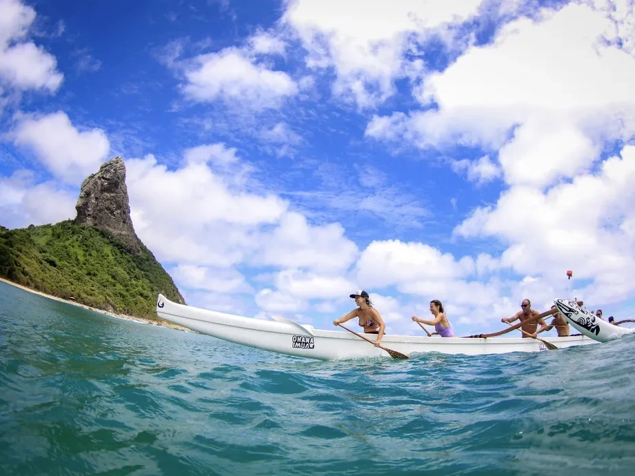 Passeios em Fernando de Noronha - Canoa Havaiana