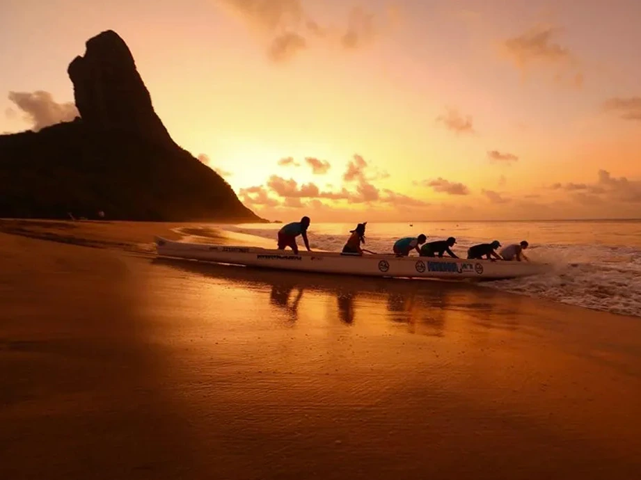 Passeios em Fernando de Noronha - Canoa Havaiana